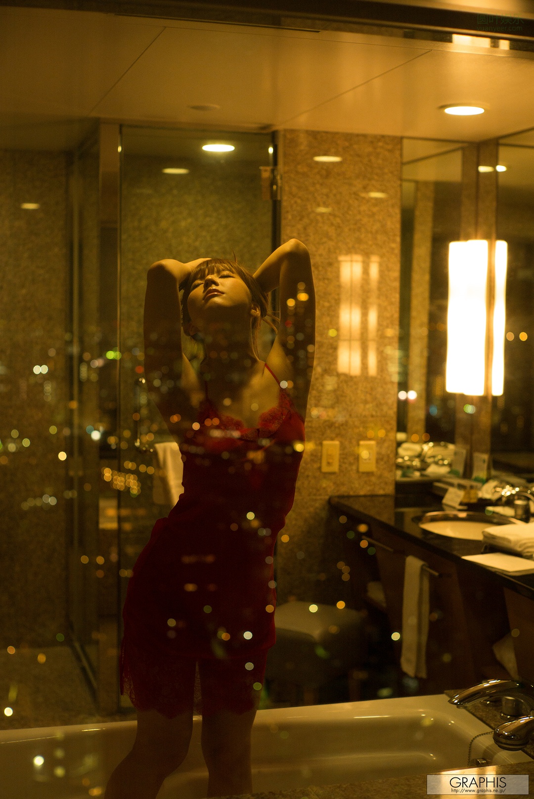 (2016 - 12 - 02) MIKAMI Yua (三上悠亜) - Divine Sprout封面