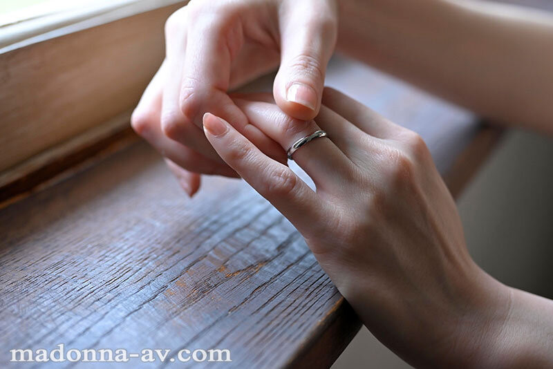 森かおり(森佳织)出道作品JUR-056发布!终于现出真面目的G奶超强BODY!人生第一次不伦!