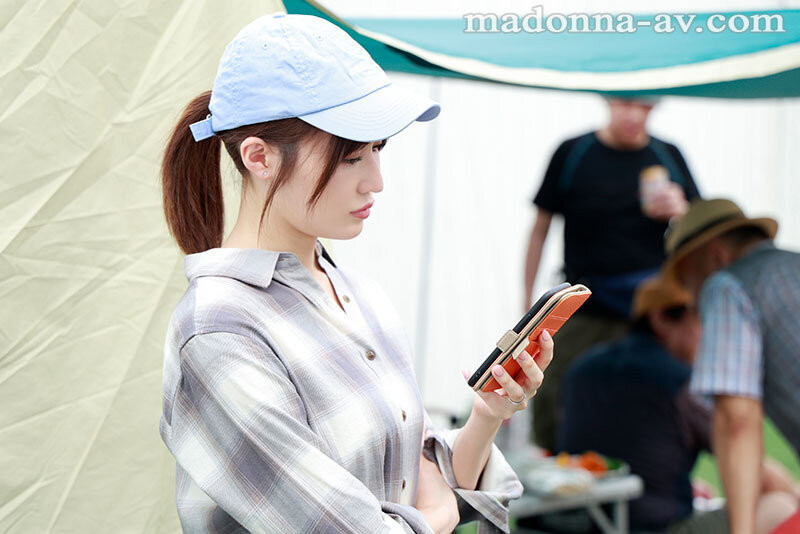 藤森里穂(藤森里穗)作品JUR-010发布!G乳人妻参加社区露营到场才发现只有自己是女生封面