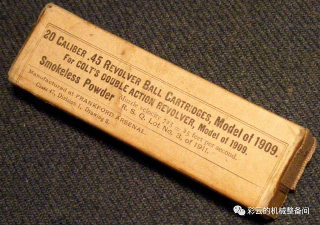 柯尔特M1889是世界上第一支侧摆装填的转轮手枪吗？