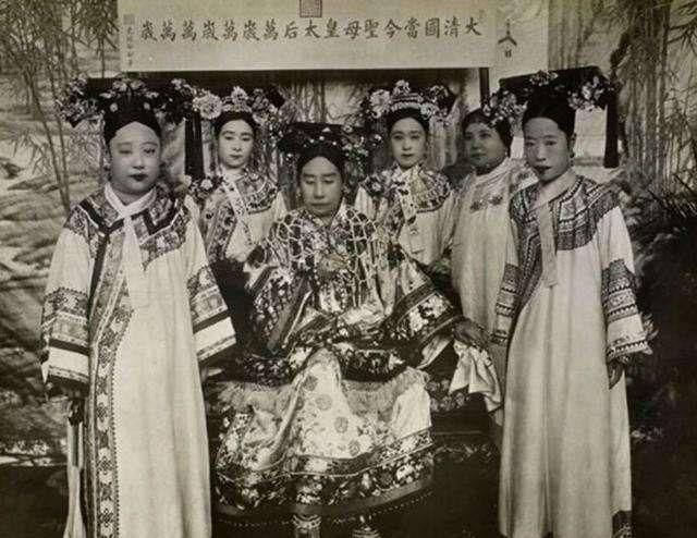 中国最后一个皇太后:生前被呼来唤去,死后被称“女中尧舜” 中国最后一个皇太后:生前被呼来唤去,死后被称“女中尧舜”