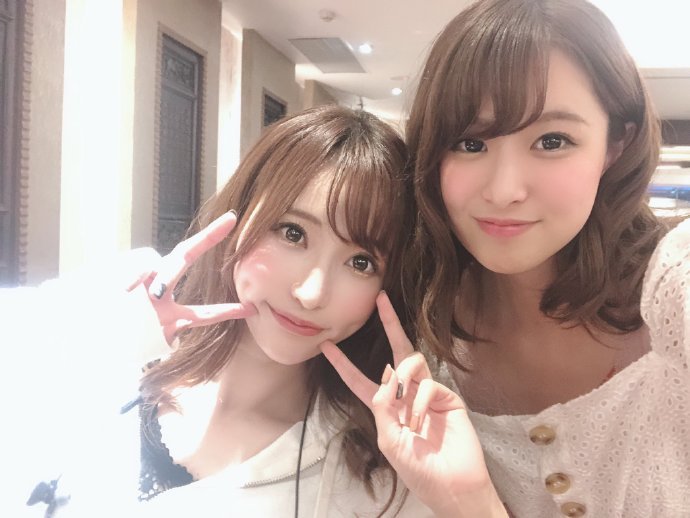 霓虹演员齐斗艳