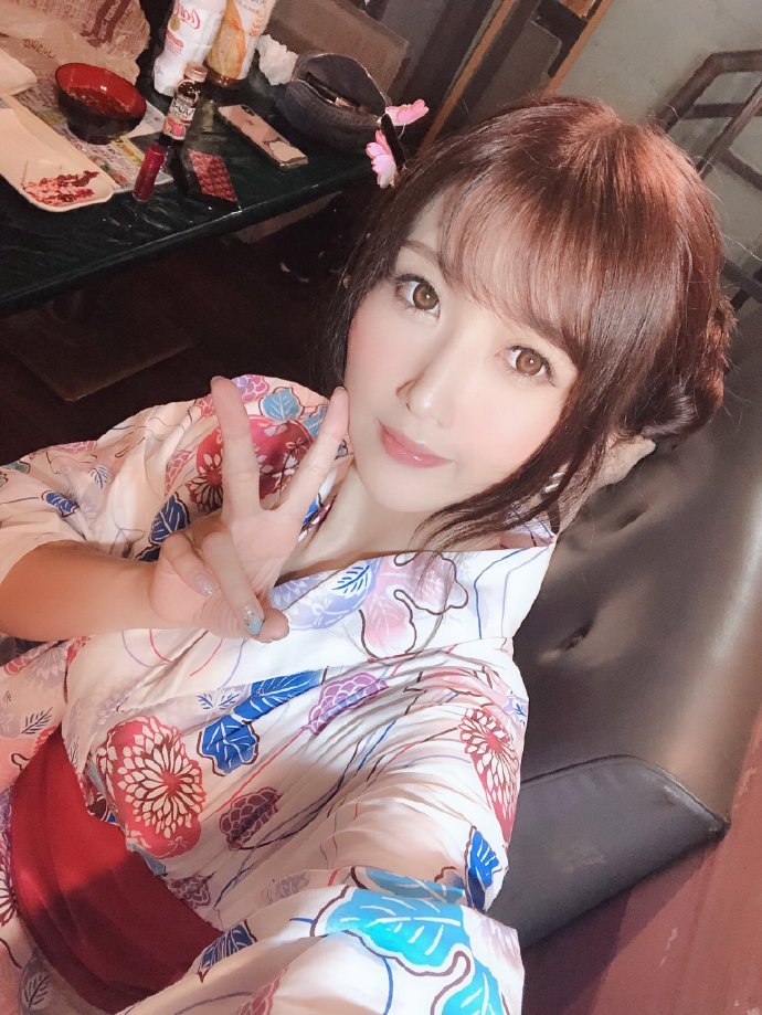 霓虹演员齐斗艳