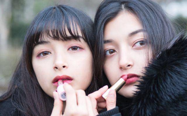 在抖音日本上很红的JK混血姐妹花エリマリ