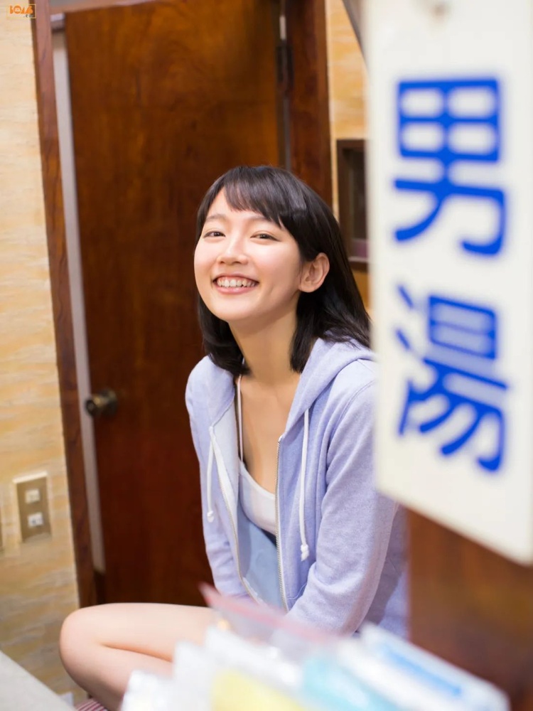 吉冈里帆「BOMB.tv 2015.06」