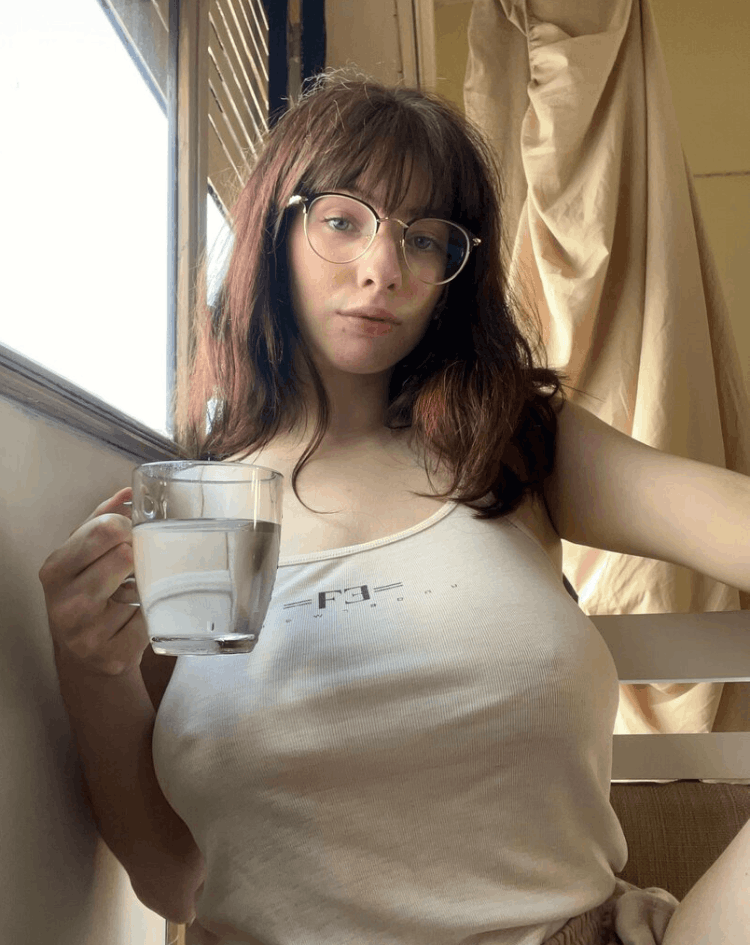 车速过快的眼镜美女《NerdyEmilyy》敞露酥胸！某些角度神似海瑟威？！