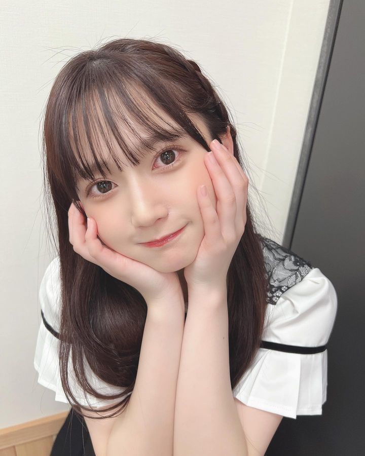 刚满18就脱！AKB48成员《铃木くるみ》换上水着才发现「很有料」！