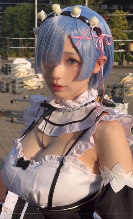 Coser真实还原《沉默之丘f》深水雏子!随手拿武器给人最强女高中生氛围!