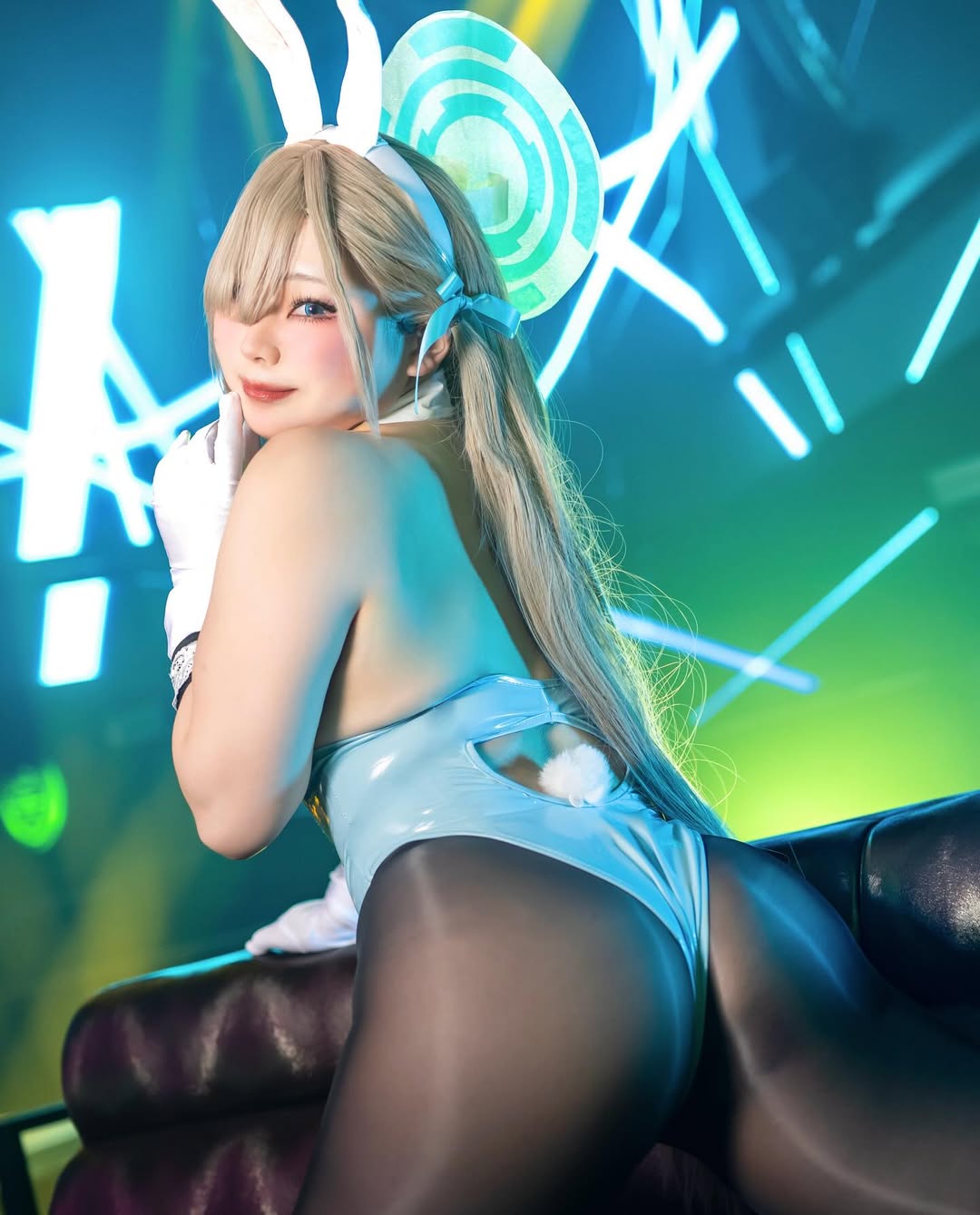 有肉最美!Coser《莓华》摄影会展现「肉感火辣」让人眼睛移不开她!