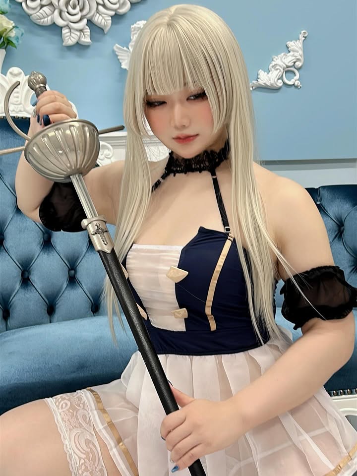 有肉最美!Coser《莓华》摄影会展现「肉感火辣」让人眼睛移不开她!