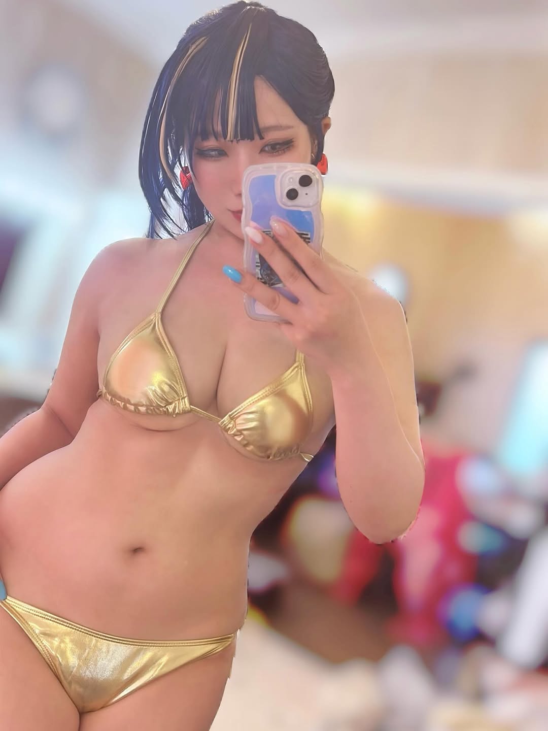 有肉最美!Coser《莓华》摄影会展现「肉感火辣」让人眼睛移不开她!