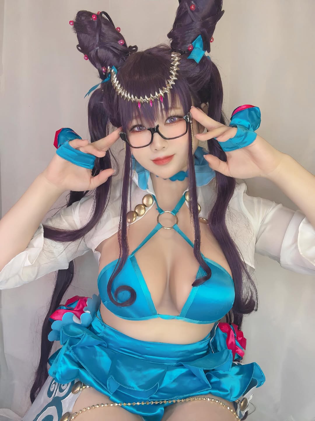 有肉最美!Coser《莓华》摄影会展现「肉感火辣」让人眼睛移不开她!