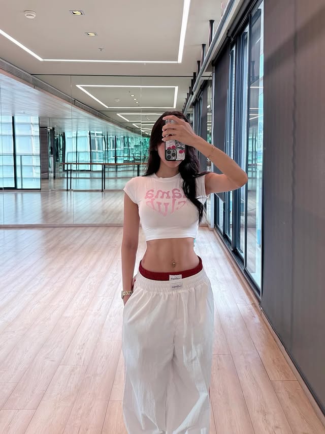 纤细的美女《kalyanat.ss》有如人体模特般的完美体态!