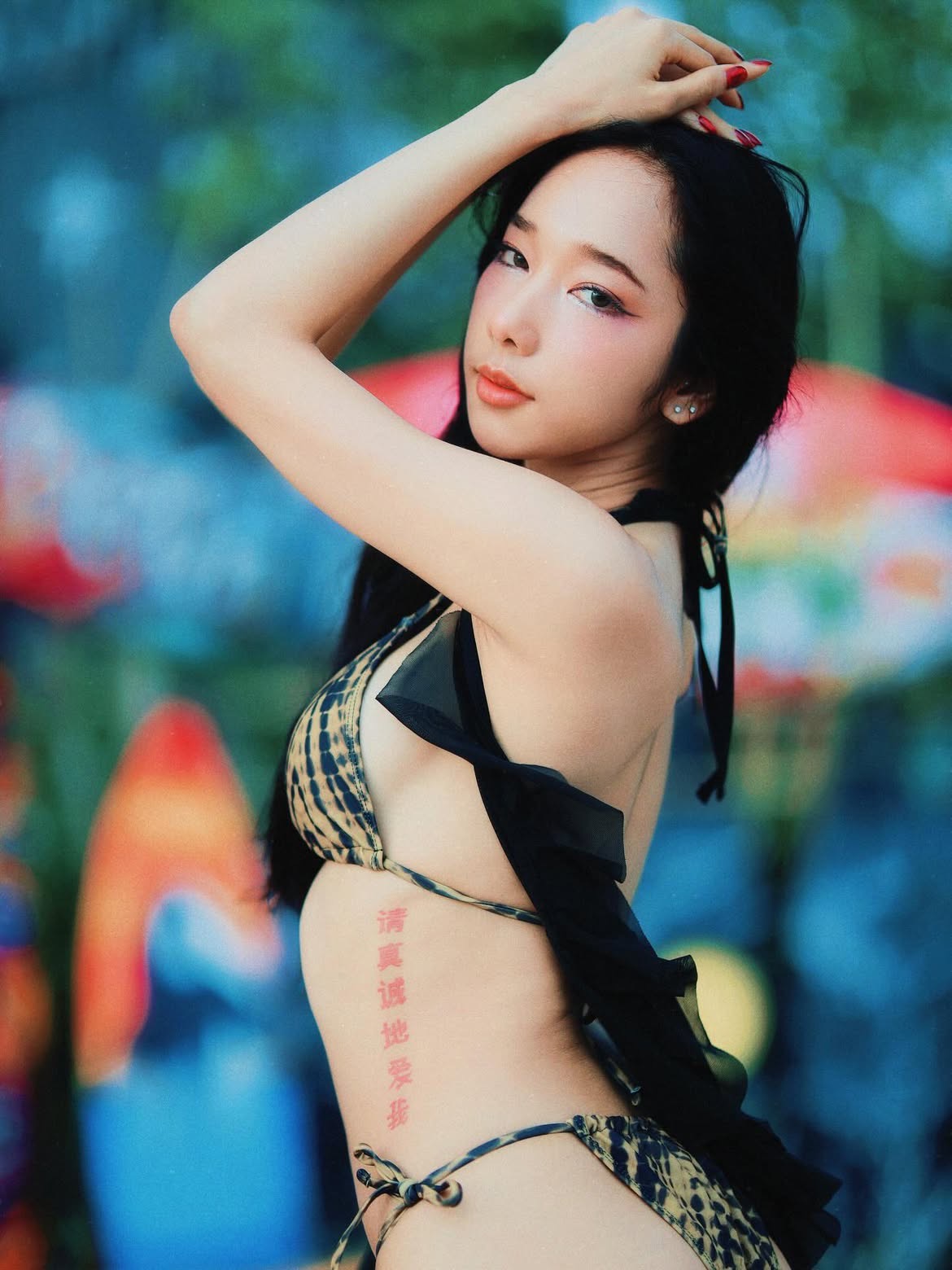 纤细的美女《kalyanat.ss》有如人体模特般的完美体态!