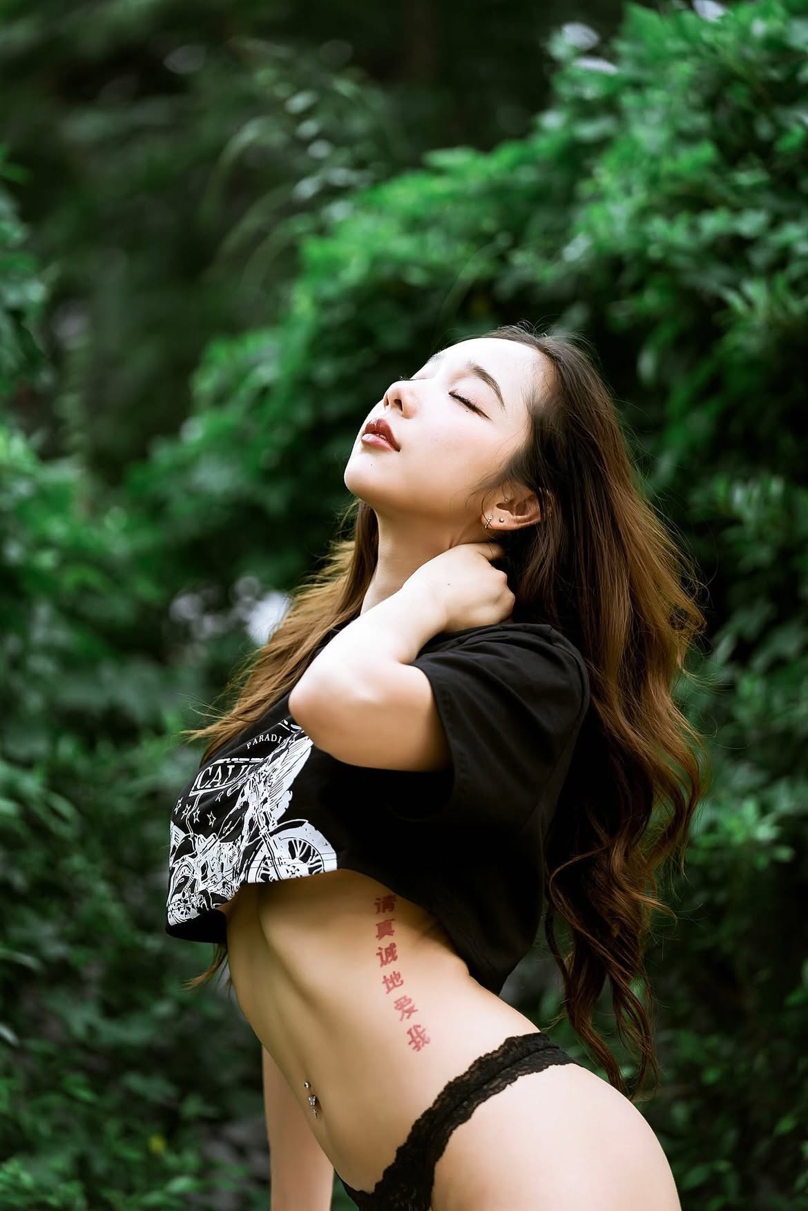 纤细的美女《kalyanat.ss》有如人体模特般的完美体态!