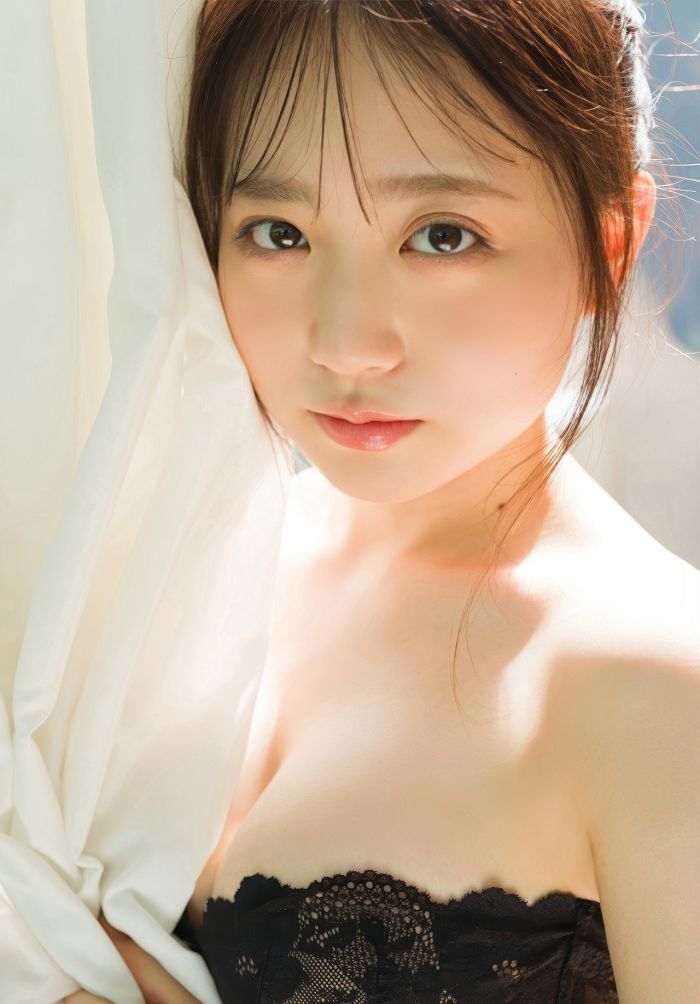 10岁出道的美女《渡辺优奈》成年后首次写真封面！大胆露出她的双峰！