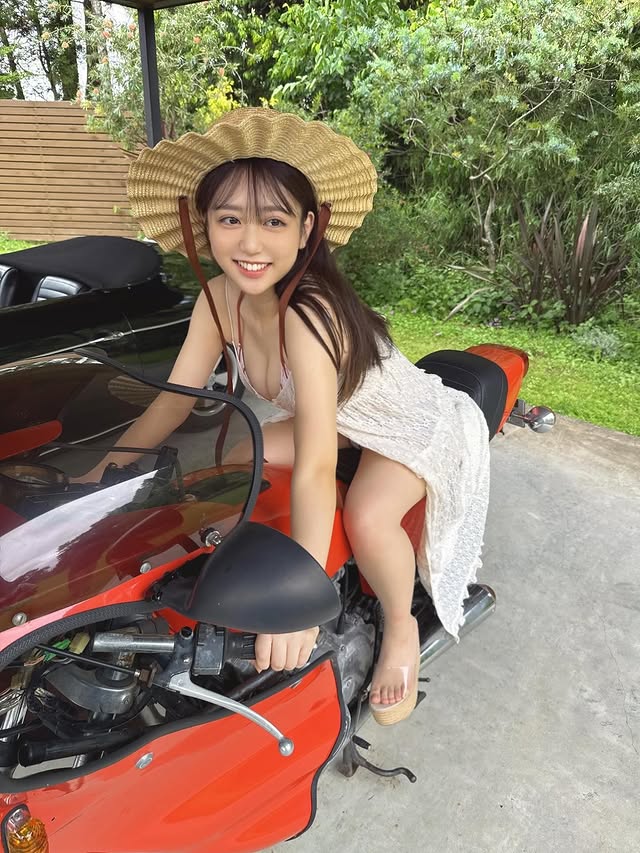 10岁出道的美女《渡辺优奈》成年后首次写真封面！大胆露出她的双峰！