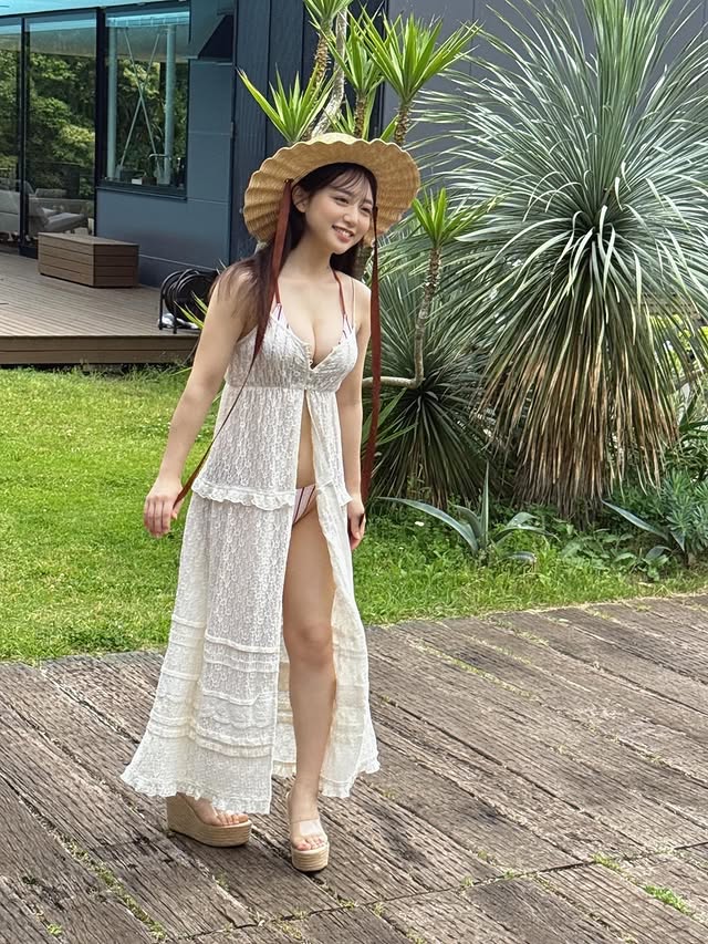 10岁出道的美女《渡辺优奈》成年后首次写真封面！大胆露出她的双峰！