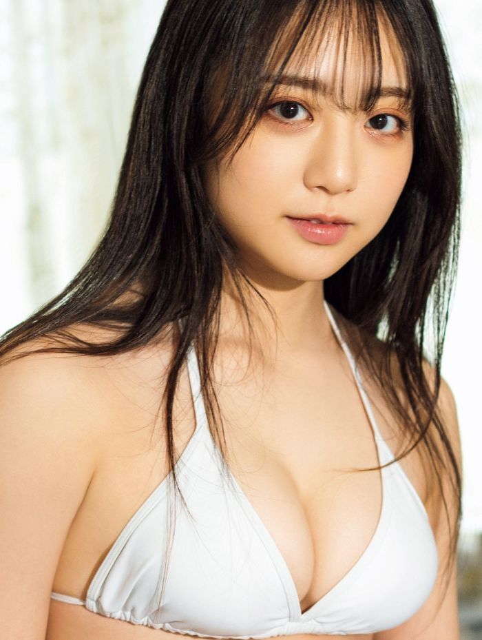 10岁出道的美女《渡辺优奈》成年后首次写真封面！大胆露出她的双峰！