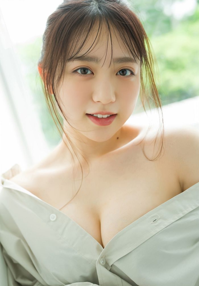 10岁出道的美女《渡辺优奈》成年后首次写真封面！大胆露出她的双峰！