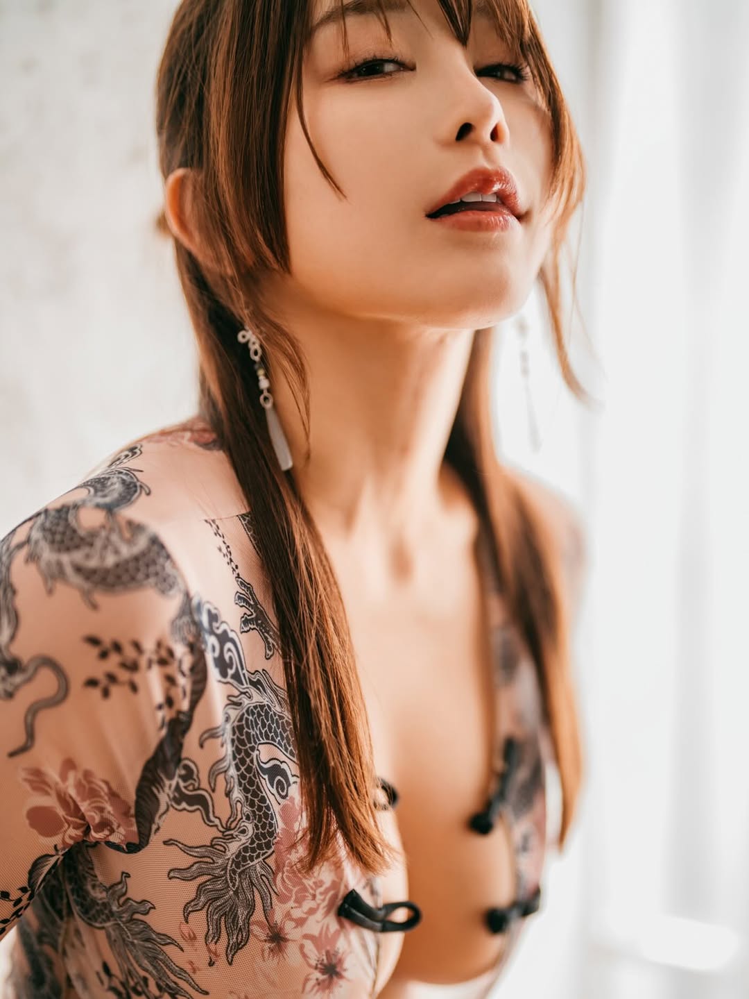 眼神迷离、中路大开！美胸美女《いくみ》色气撩拨让人全身着火！