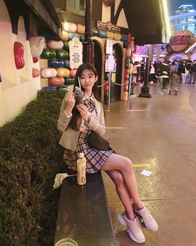 美丽的有料画家《둘기얏1004yyyyyy》热爱记录生活!好身材衬托美景!