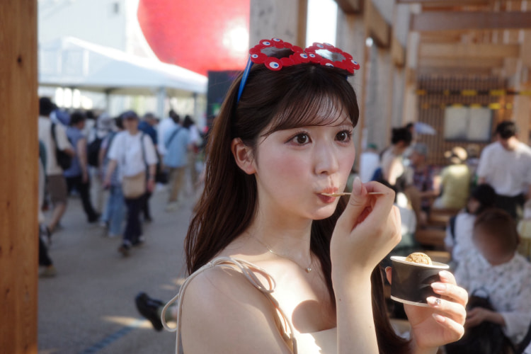 网友忍不住反覆看!爆红女主播《小林李衣奈》看到烟火反应呆萌超可爱!