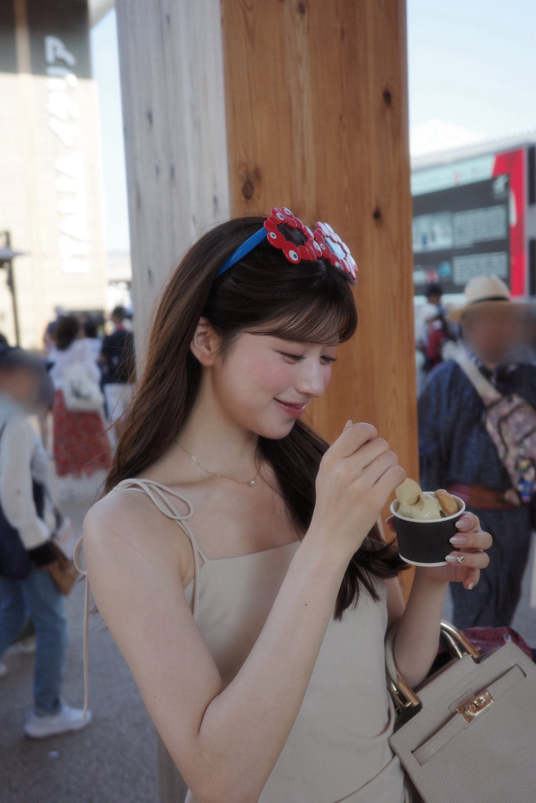 网友忍不住反覆看!爆红女主播《小林李衣奈》看到烟火反应呆萌超可爱!