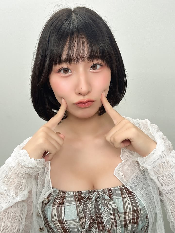 《髙峰じゅり》肉感童颜又带点美艷成熟!巨乳奶香的纯欲风格!