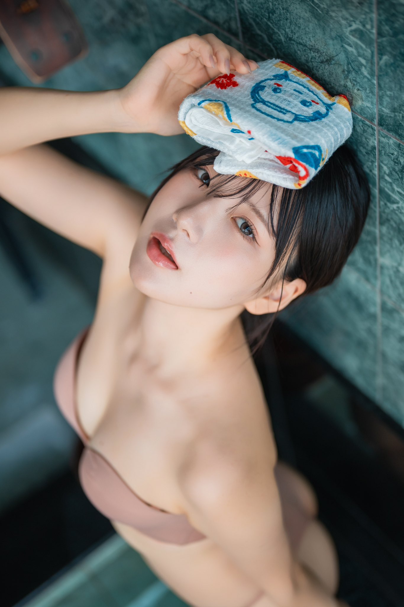 女大生《けとる》因兴趣而做写真模特!大方展现香嫩蜜桃!