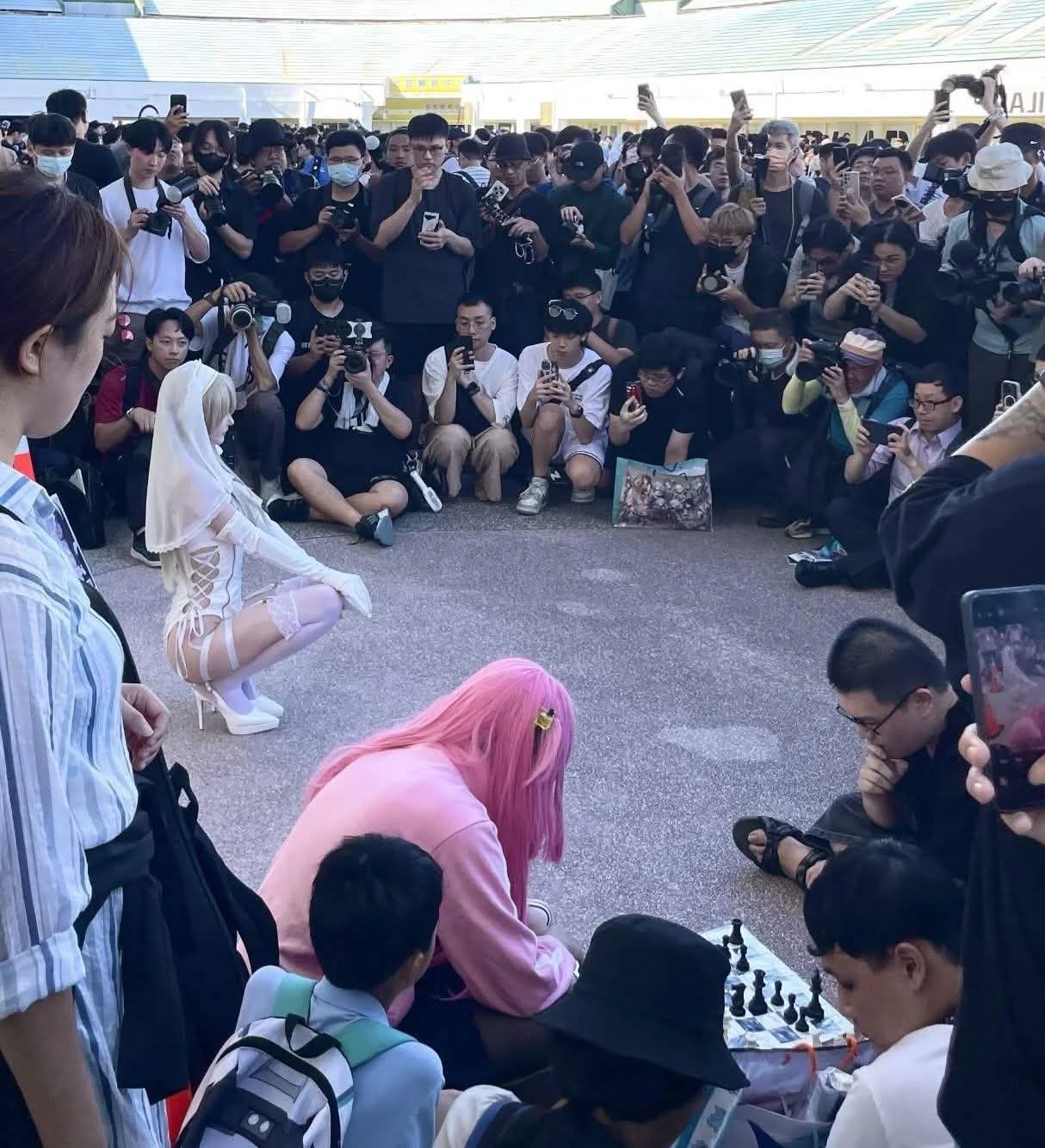 《开拓动漫祭》反差同框「小孤独对比辣妹圣女」,孤独下棋另外一个注目焦点!