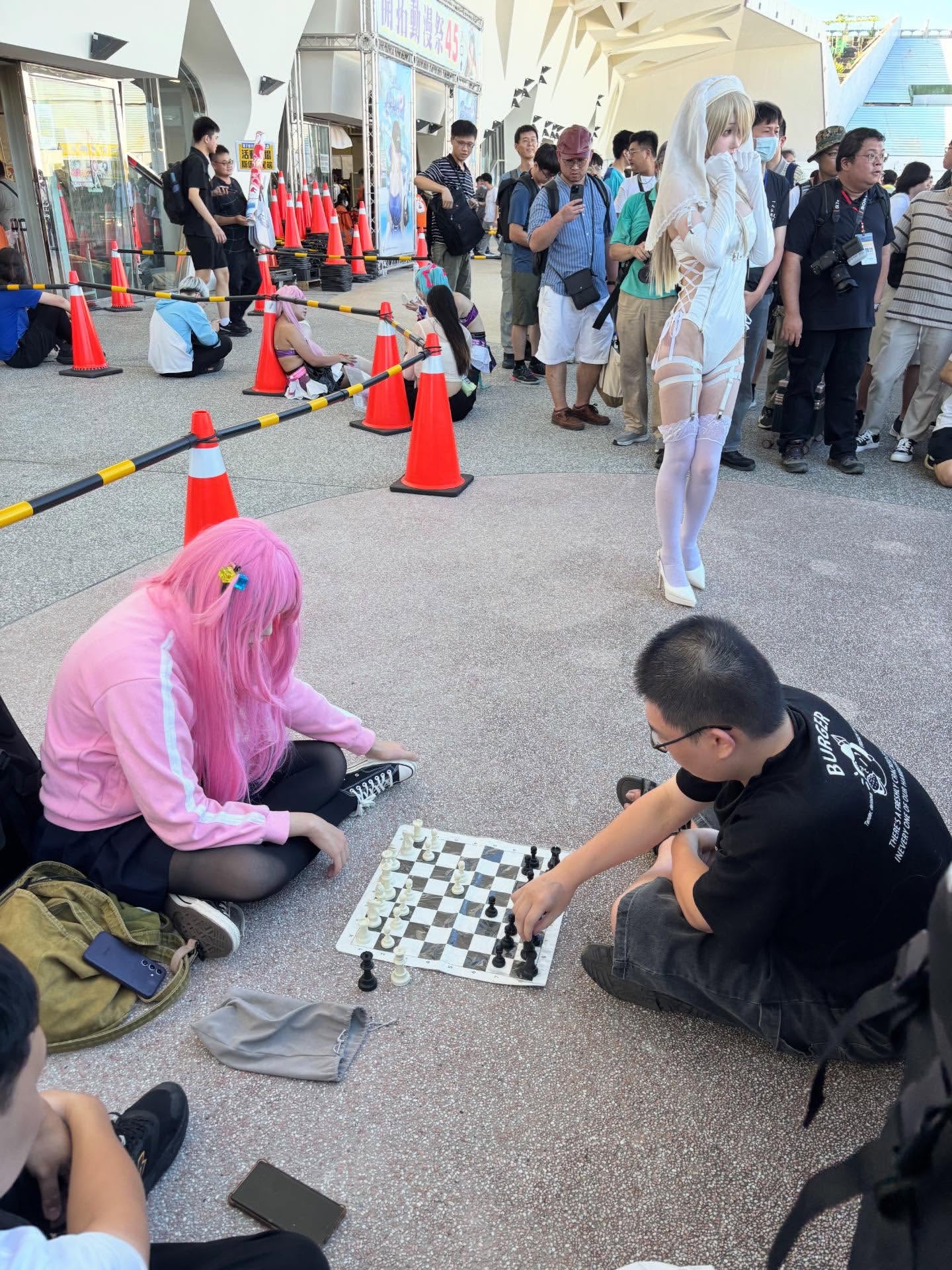 《开拓动漫祭》反差同框「小孤独对比辣妹圣女」,孤独下棋另外一个注目焦点!