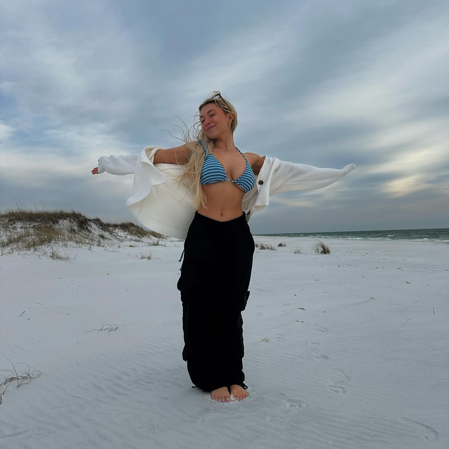 健康美女《sara brooks》健康肤色搭奶超有型!最爱比基尼的天然网红!