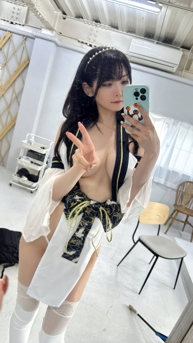最可爱的写真女郎《まきまき》还当过酒吧孃！