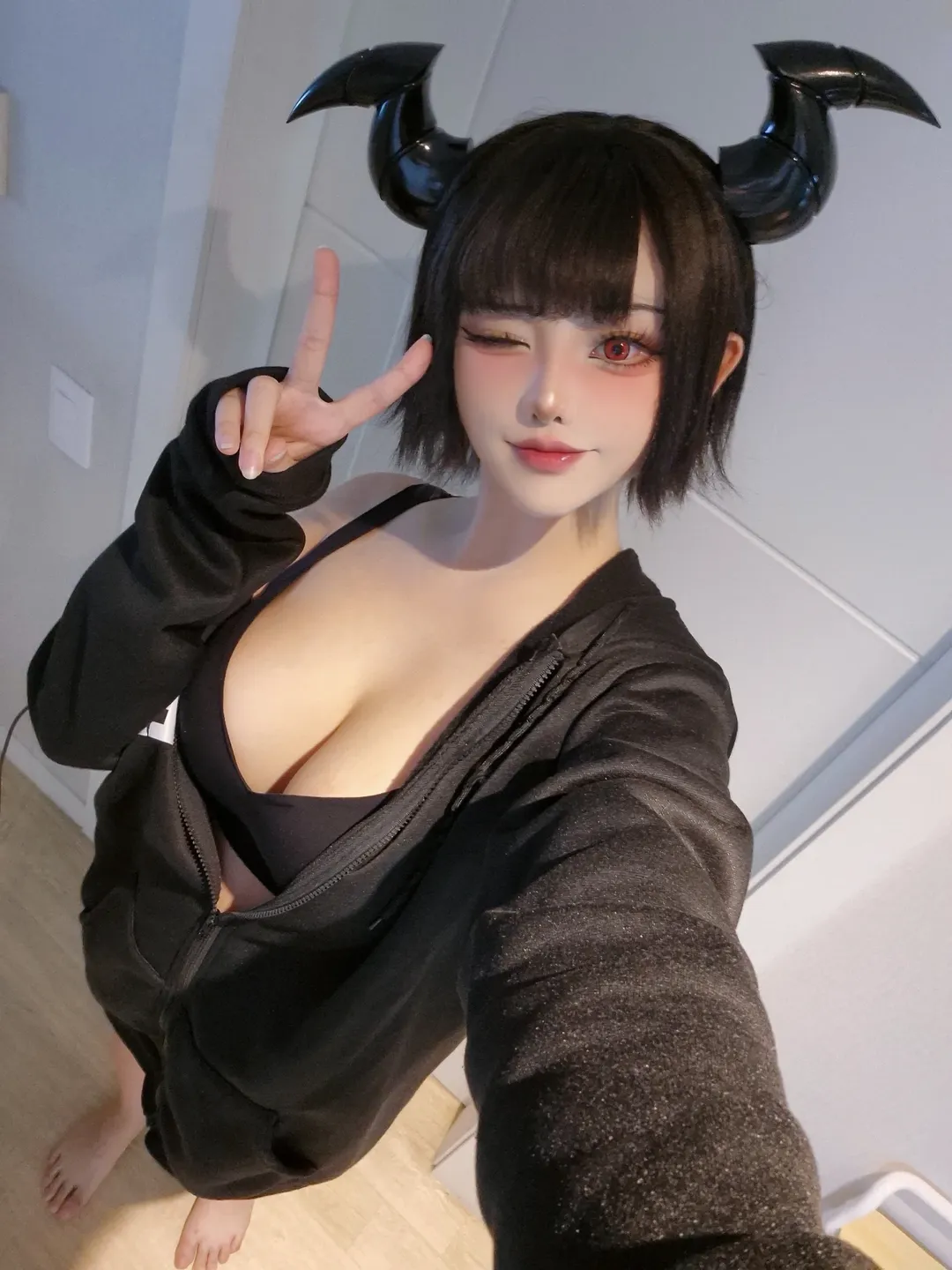 胸襟开阔《Yasal》正妹Coser「有容奶大」!