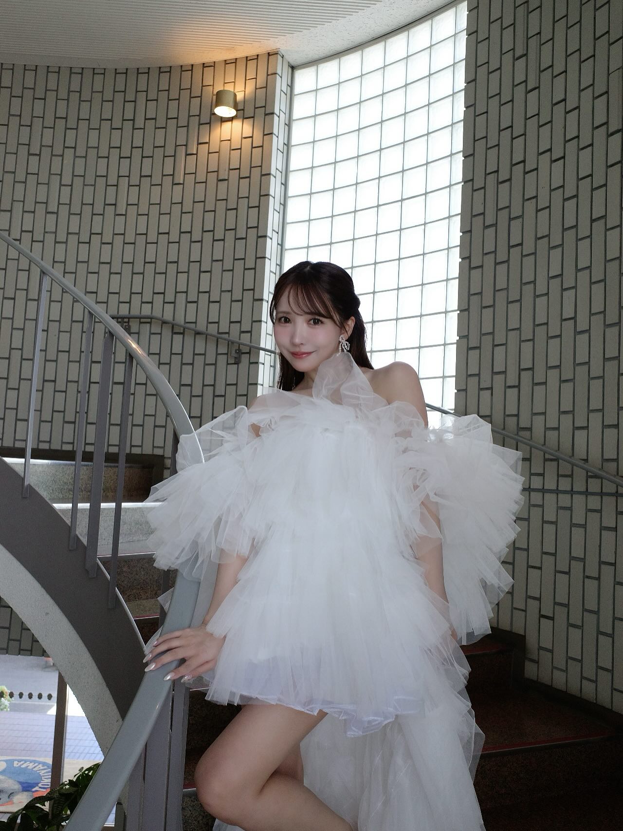 《三上悠亚穿婚纱被骂》到底算不算职业歧视?