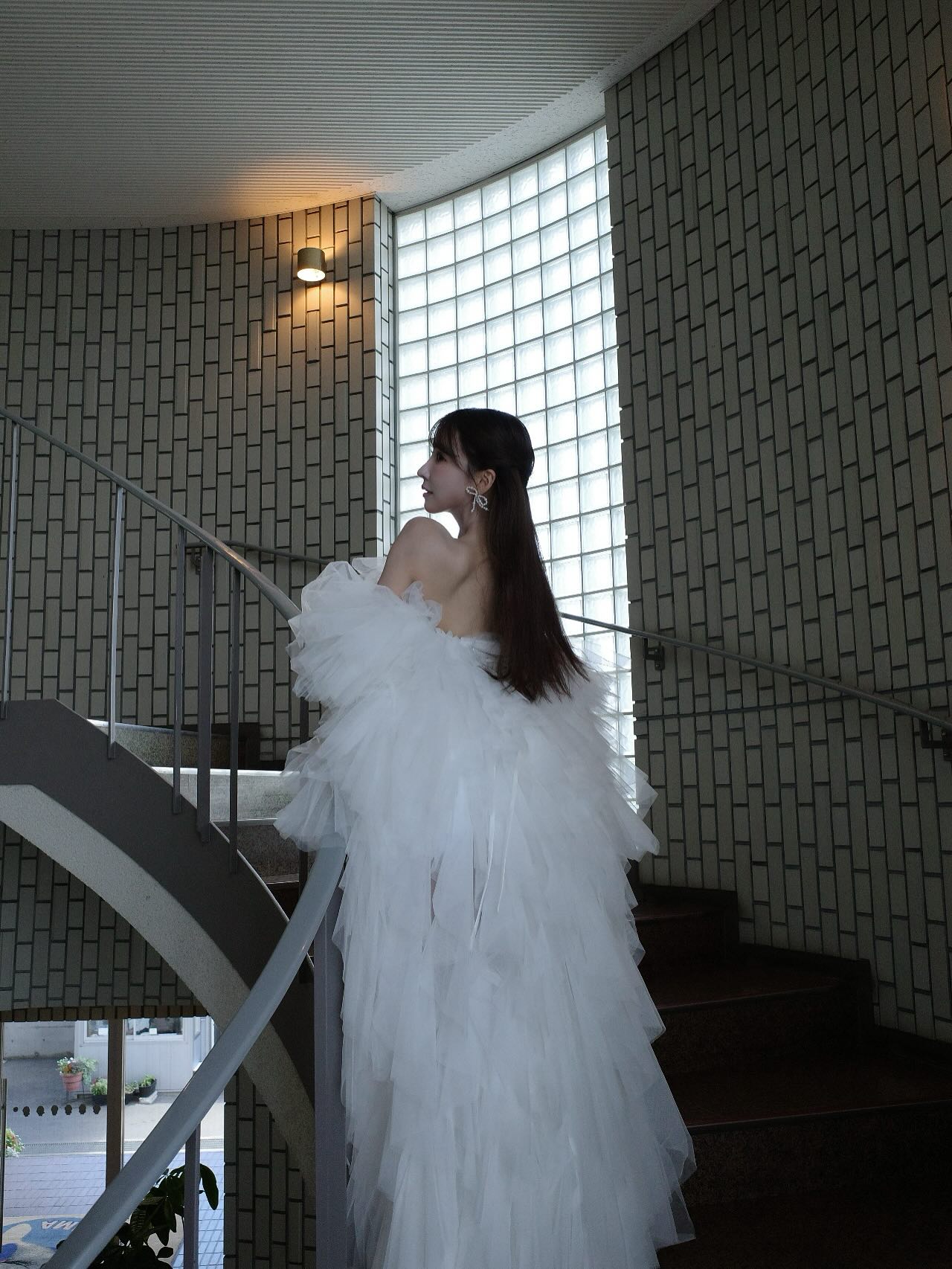 《三上悠亚穿婚纱被骂》到底算不算职业歧视?