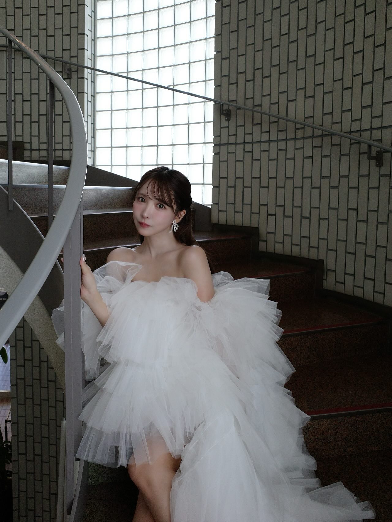 《三上悠亚穿婚纱被骂》到底算不算职业歧视?