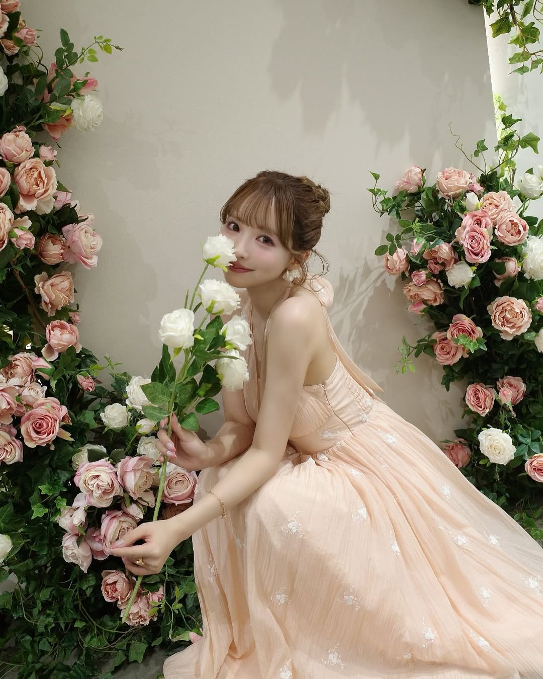 《三上悠亚穿婚纱被骂》到底算不算职业歧视?