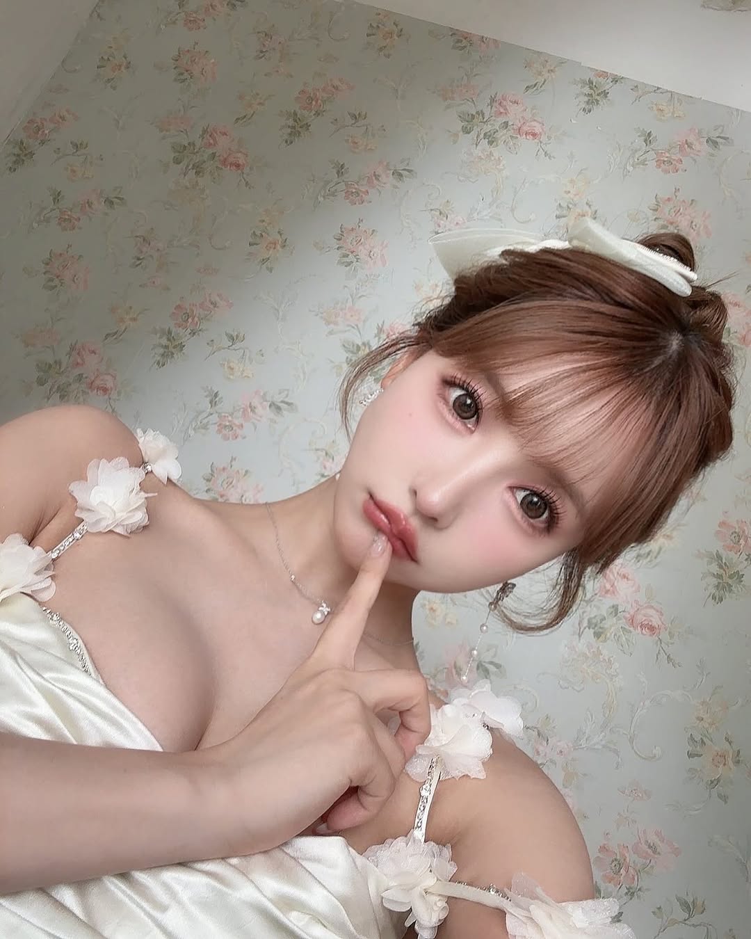 《三上悠亚穿婚纱被骂》到底算不算职业歧视？