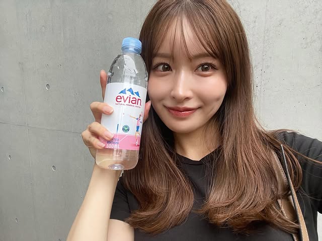 口罩系美女《新山桃子》摘下口罩号称「石原聪美」!网友辣评:真明星脸无误!