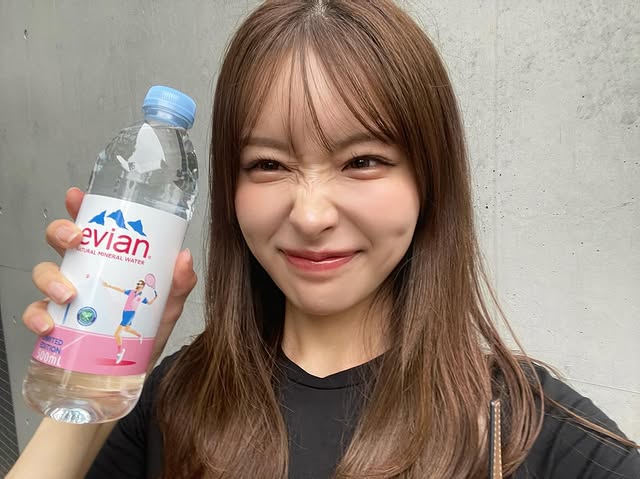 口罩系美女《新山桃子》摘下口罩号称「石原聪美」!网友辣评:真明星脸无误!