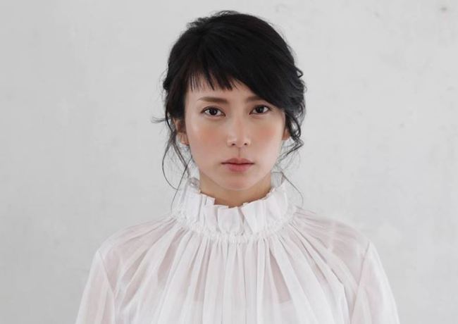 口罩系美女《新山桃子》摘下口罩号称「石原聪美」!网友辣评:真明星脸无误!