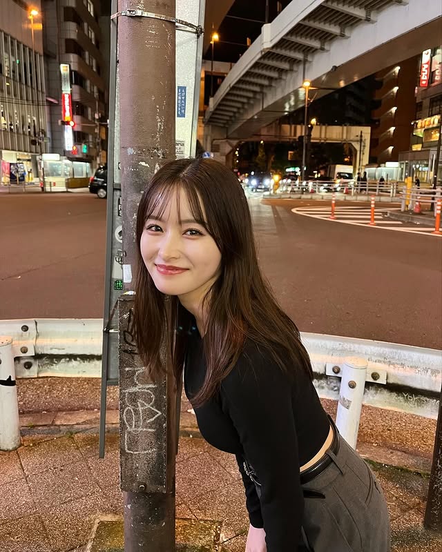 口罩系美女《新山桃子》摘下口罩号称「石原聪美」！网友辣评：真明星脸无误！