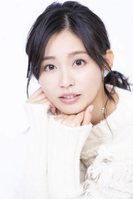 口罩系美女《新山桃子》摘下口罩号称「石原聪美」！网友辣评：真明星脸无误！