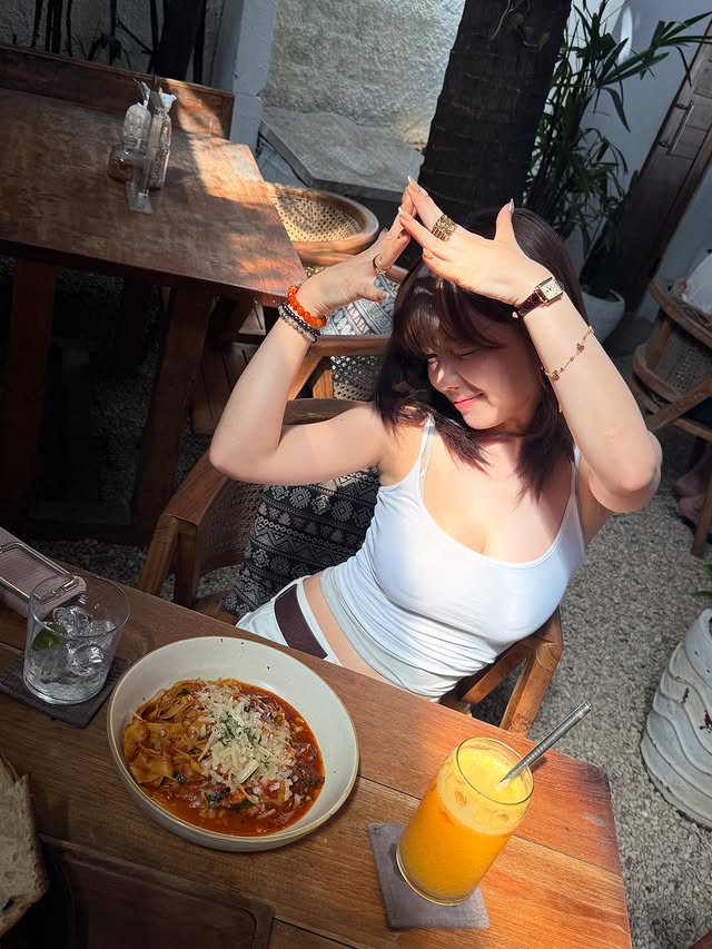 美到路人回头《kisy0729 홍영기》完美的童颜微肉好身材、更显无敌青春样貌!