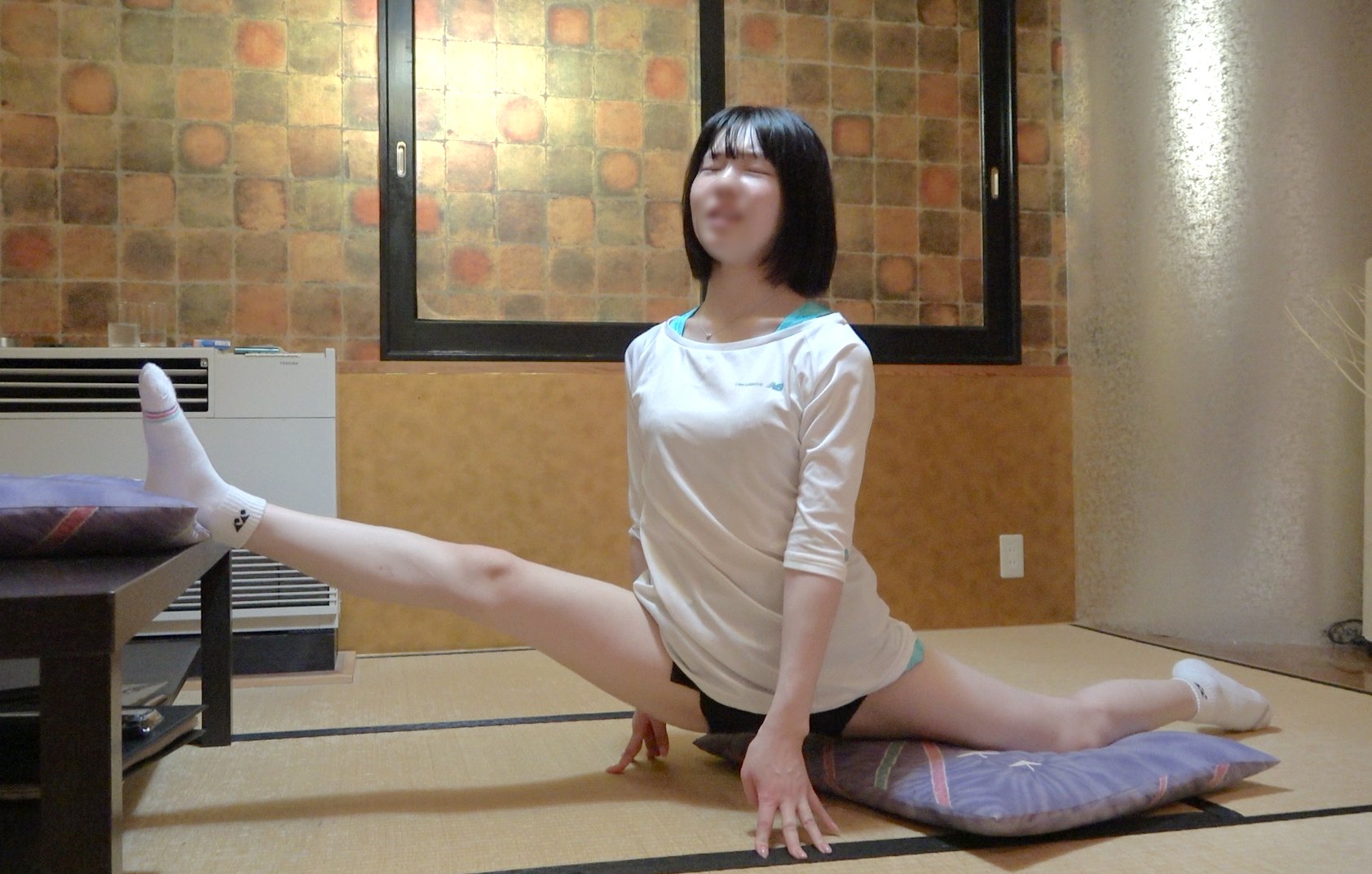 极致的劈衩高手《软体はる》可以凹成V字体!甚至连大法师体位都没问题!