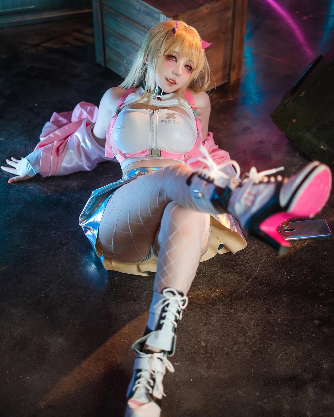 coser《渊秧》二次元角色性感还原!不经意间秀出丰满好身材!