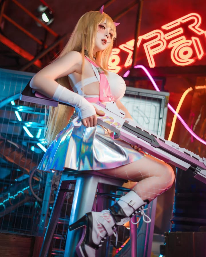 coser《渊秧》二次元角色性感还原!不经意间秀出丰满好身材!