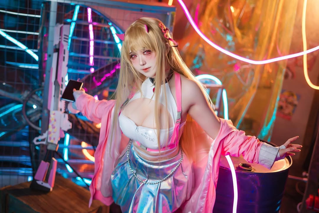 coser《渊秧》二次元角色性感还原!不经意间秀出丰满好身材!